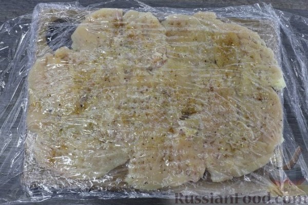 Куриное филе, запечённое с грибами, луком и помидорами