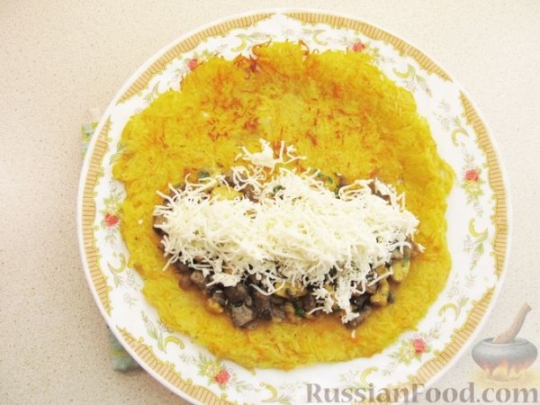 Картофельные драники с курицей, грибами и сыром