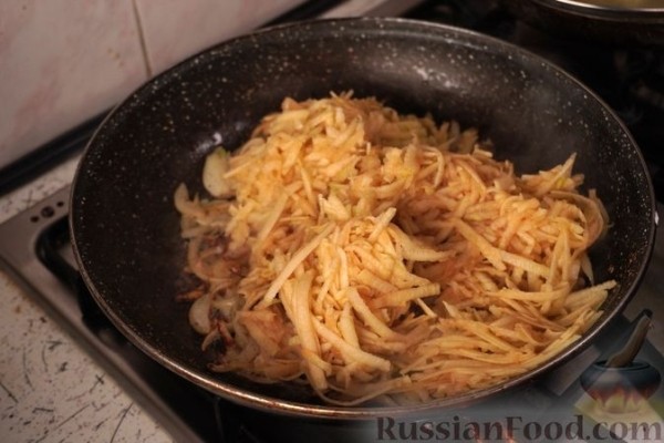 Печень с луком и яблоками по-польски