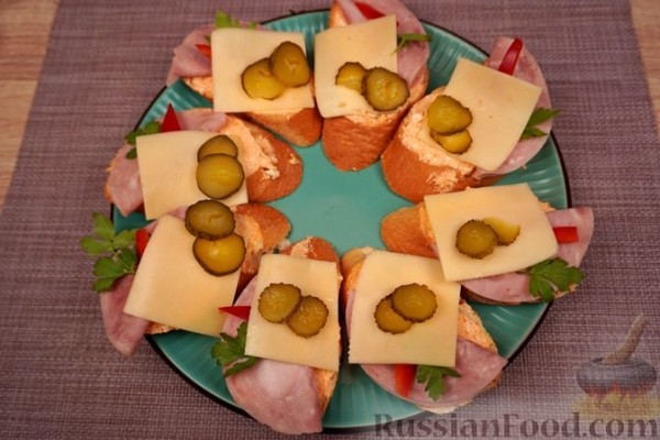 Хлебички (бутерброды с творожной намазкой, ветчиной и сыром)