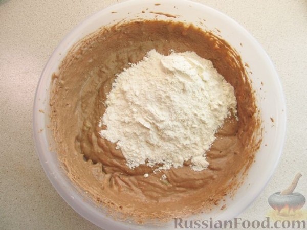 Шоколадный кекс с бананом, изюмом и ореховой пастой