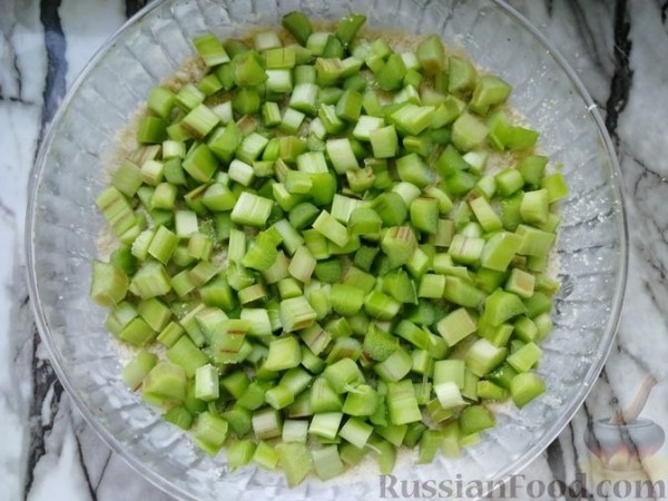 Насыпной пирог с ревенем, творогом и корицей