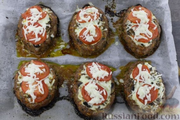 Мясные лодочки с грибами, сыром и помидорами (в духовке)