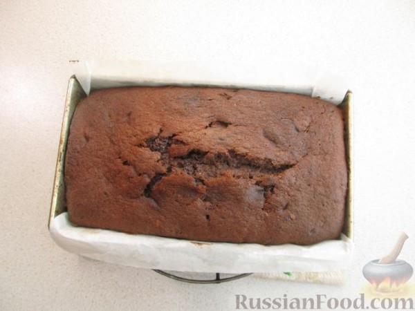Шоколадный кекс с бананом, изюмом и ореховой пастой