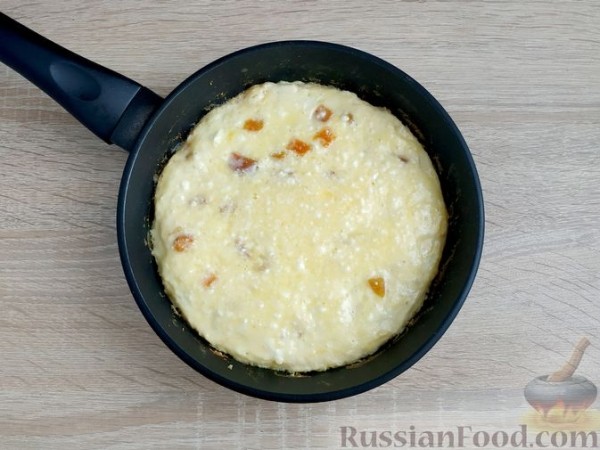 Сладкий омлет с творогом и курагой