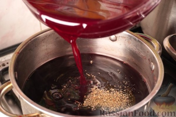 Свекольный бульон с мясными ушками