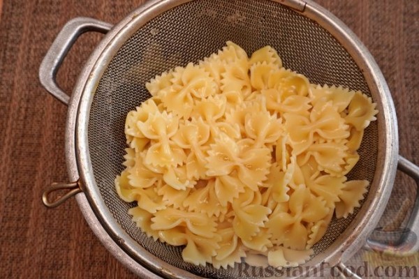 Салат с макаронами, тунцом и овощами