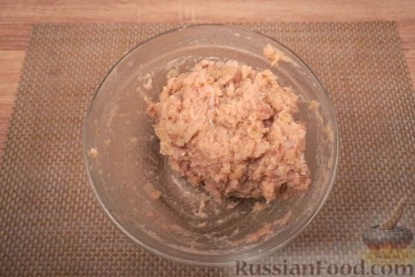 Рыбный суп с фрикадельками и сметаной