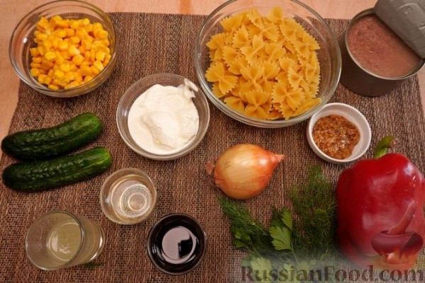 Салат с макаронами, тунцом и овощами