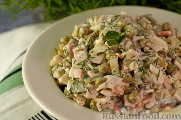 Салат "Деликатесный" с ветчиной и маринованными огурцами