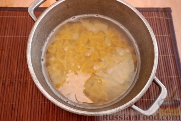 Салат с макаронами, тунцом и овощами