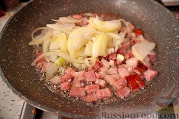Яичница-болтунья с беконом и колбасками