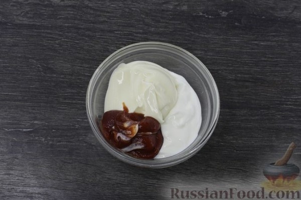 Куриное филе, запечённое с грибами, луком и помидорами