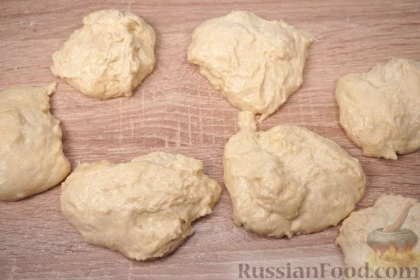 Картофельные булочки с яйцами, зеленью и сыром
