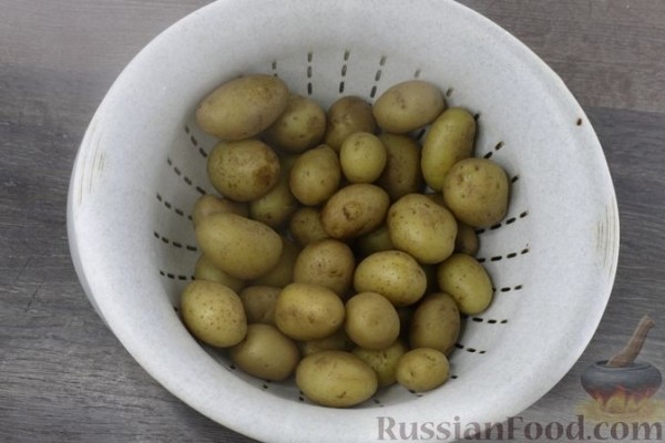 Жареная отварная молодая картошка с грибами и мёдом