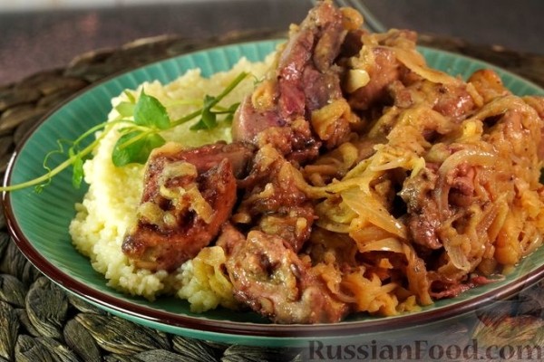 Печень с луком и яблоками по-польски