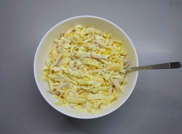 Салат из кальмаров с яблоком и апельсином