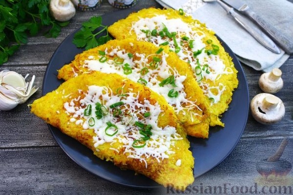 Картофельные драники с курицей, грибами и сыром