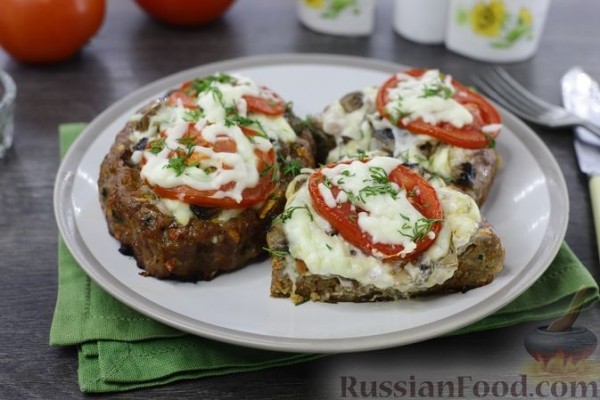 Мясные лодочки с грибами, сыром и помидорами (в духовке)