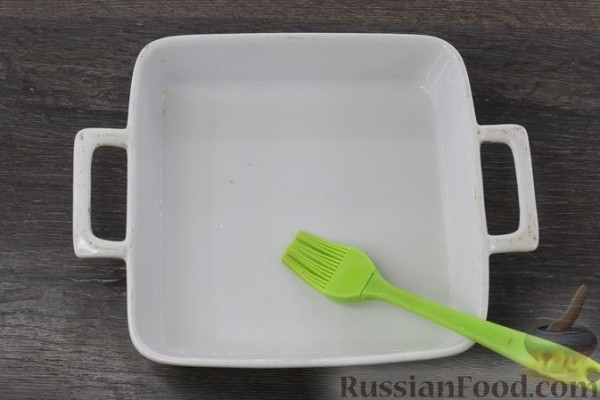 Куриное филе, запечённое с грибами, луком и помидорами
