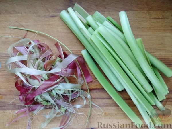 Насыпной пирог с ревенем, творогом и корицей