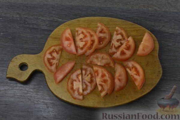 Куриное филе, запечённое с грибами, луком и помидорами