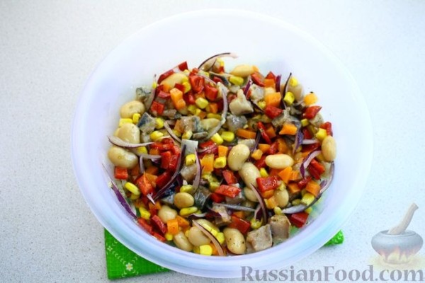 Салат с селёдкой, фасолью, кукурузой и овощами