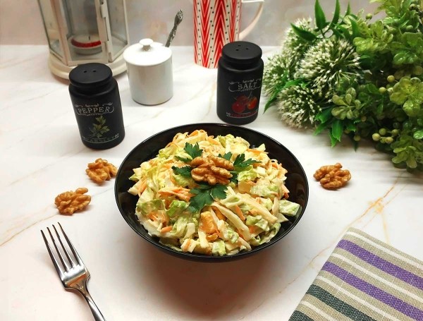 Салат с пекинской капустой, сыром и орехами