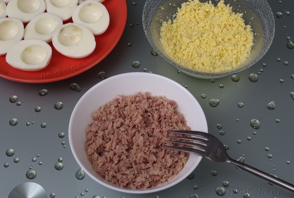 Яйца, фаршированные тунцом