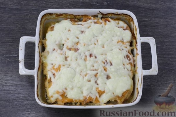 Куриное филе, запечённое с грибами, луком и помидорами