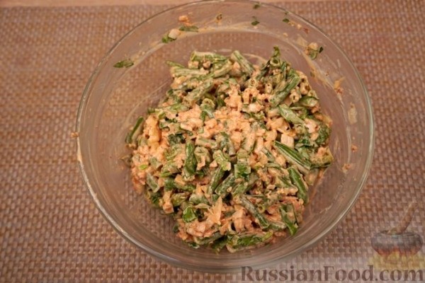 Салат из стручковой фасоли с ореховой заправкой