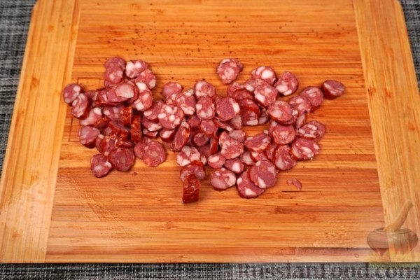 Яичница-болтунья с беконом и колбасками