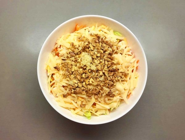 Салат с пекинской капустой, сыром и орехами