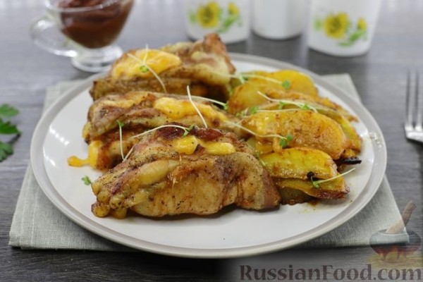 Куриные бёдрышки с ананасами и сыром, запечённые с картофелем
