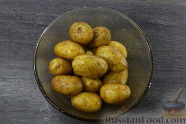 Молодая картошка, запечённая в духовке с сухарями