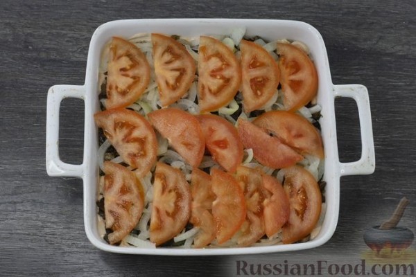 Куриное филе, запечённое с грибами, луком и помидорами