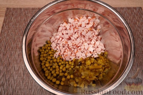 Салат "Деликатесный" с ветчиной и маринованными огурцами