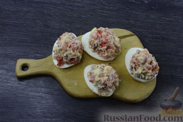 Яйца, фаршированные беконом и помидором