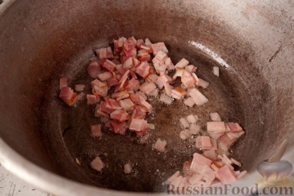 Гуляш с колбасками