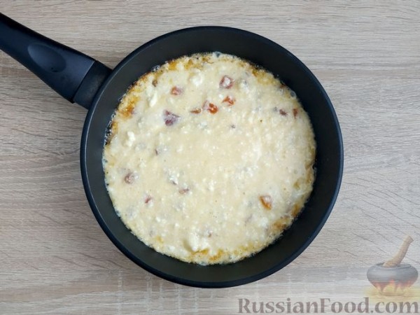 Сладкий омлет с творогом и курагой