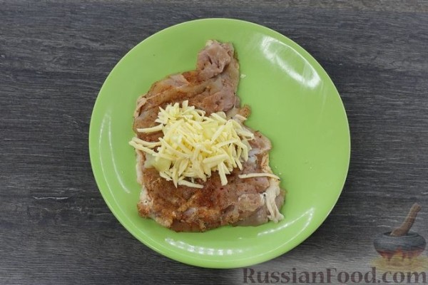 Куриные бёдрышки с ананасами и сыром, запечённые с картофелем
