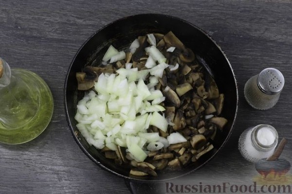 Куриное филе, запечённое с грибами, луком и помидорами