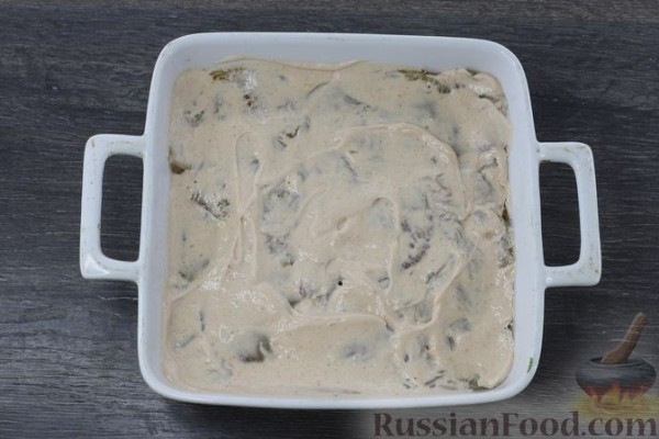 Куриное филе, запечённое с грибами, луком и помидорами