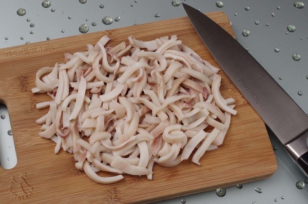 Салат из кальмаров с яблоком и апельсином