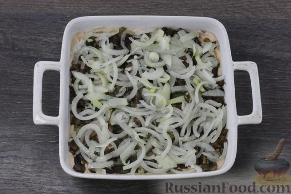 Куриное филе, запечённое с грибами, луком и помидорами