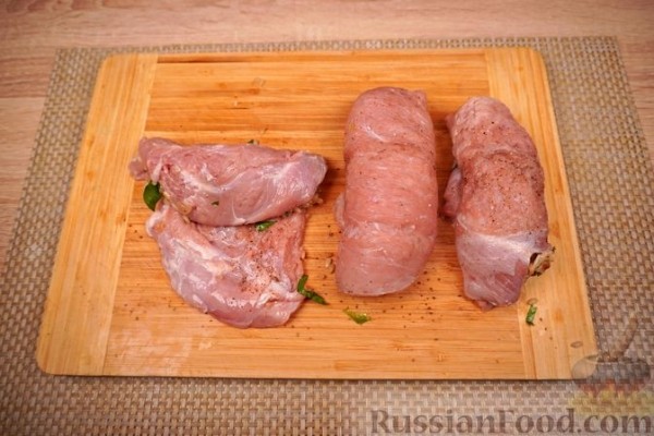 Рулетики из телятины с рисом и грибами, в сметанном соусе