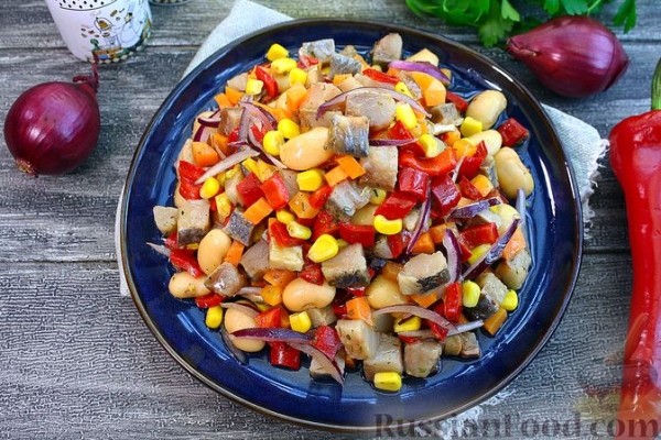 Салат с селёдкой, фасолью, кукурузой и овощами