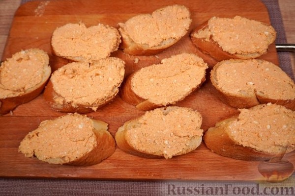 Хлебички (бутерброды с творожной намазкой, ветчиной и сыром)