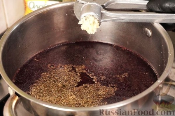 Свекольный бульон с мясными ушками