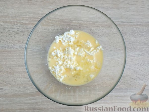 Сладкий омлет с творогом и курагой